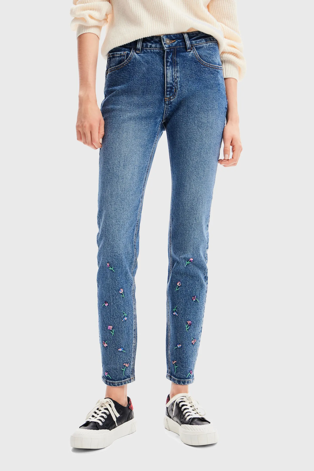 Vaqueros pitillo flores